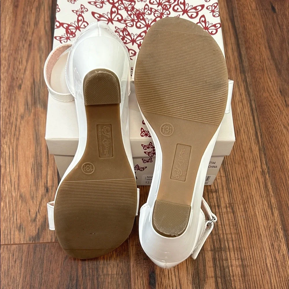 Girls White Patent Leather Low Heal Dress Shoes - Picture 3 of 3